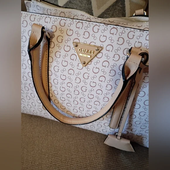 GUESS Handbag NWT Sacrifice Sale!! - Picture 8 of 9